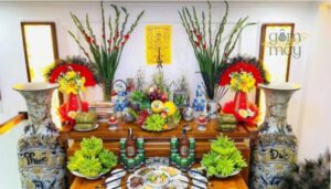 1 4 Cắm hoa bình gốm và thủy tinh đều được sử dụng cùng lúc trên bàn thờ Tết