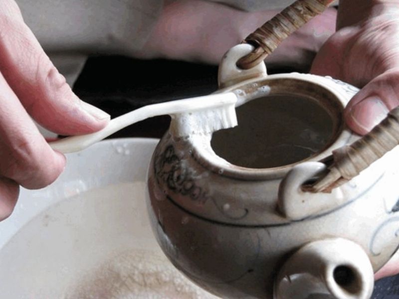 Dung ban chai mem cha nhe ben trong va ngoai am chen Dùng bàn chải mềm chà nhẹ bên trong và ngoài ấm chén